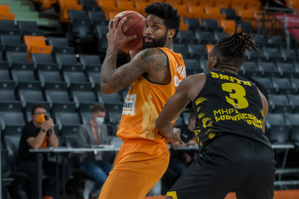 她对IW首 她对IW首